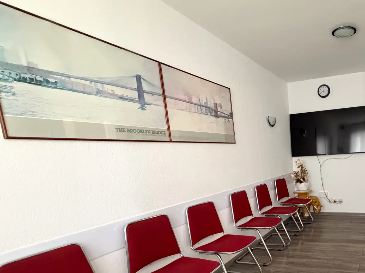 Konforlu şekilde döşenmiş bekleme odası – Praxis Am Salzmarkt, Osnabrück – Fotoğraf 2 / 2