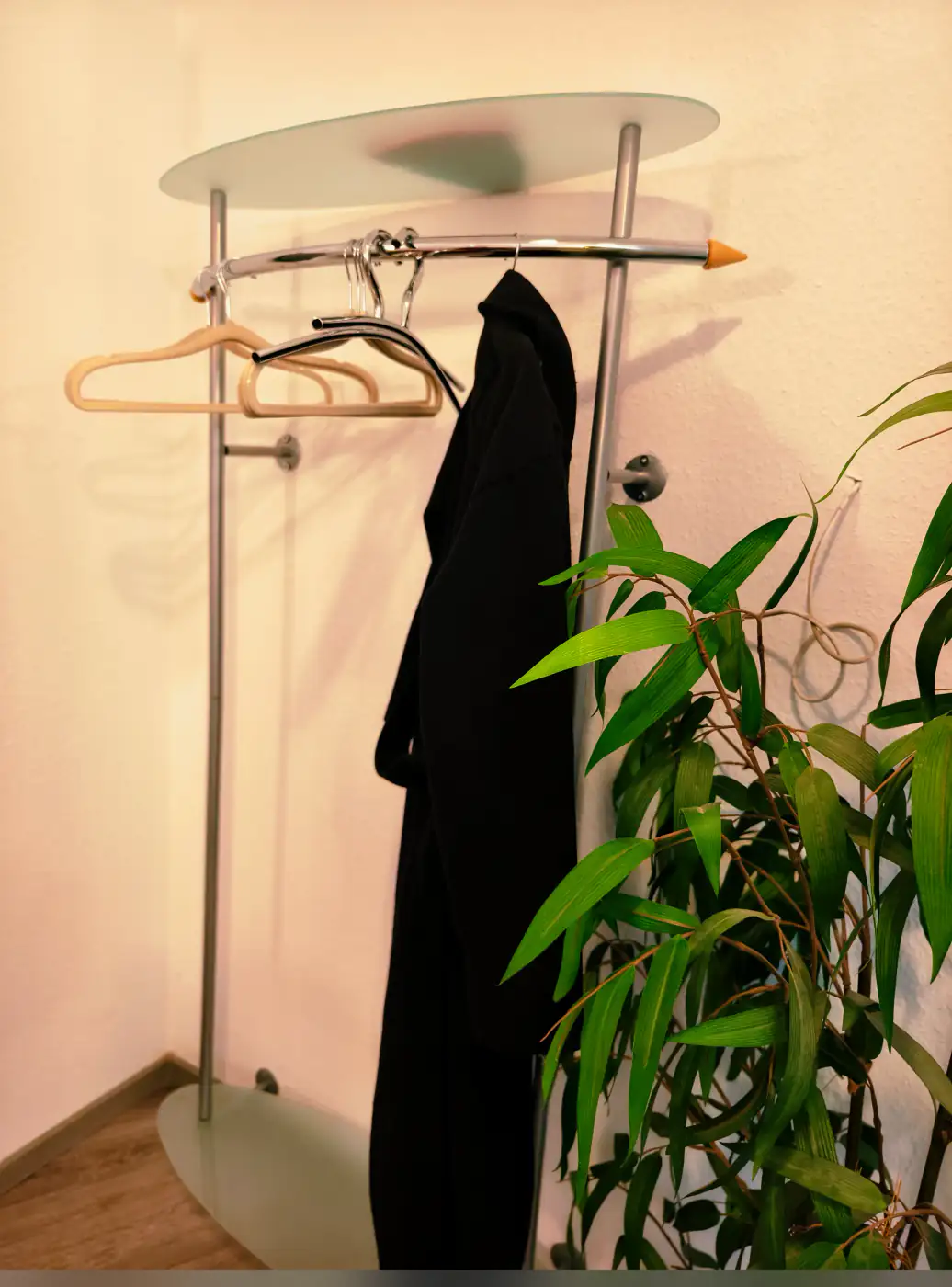 Konforlu şekilde döşenmiş bekleme odası – Praxis Am Salzmarkt, Osnabrück – Fotoğraf 8 / 15